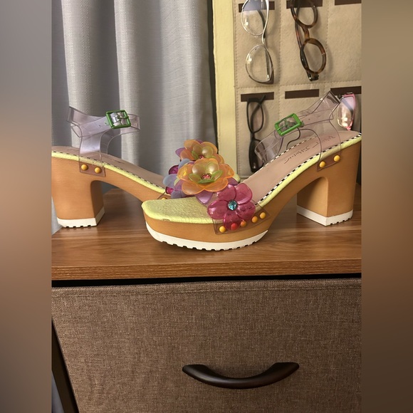 Sandal’s - Picture 1 of 5